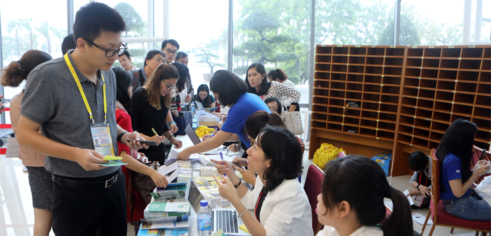 亚太经合组织领导人会议周国际媒体中心的工作人员为记者办理证件