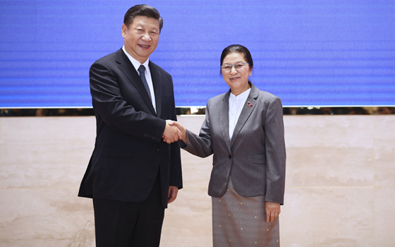 习近平会见老挝国会主席巴妮