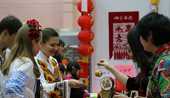 罗马尼亚圣诞义卖:中国展台深受欢迎
