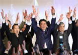 安倍晋三出席自民党年会 再次为“地价门”鞠躬道歉