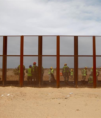 特朗普建议美墨边境墙安装太阳能板