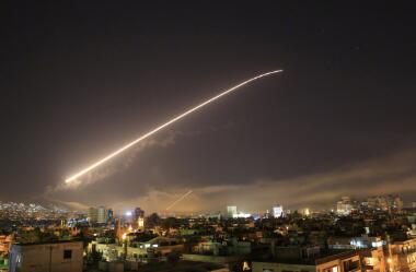 特朗普对叙利亚“动手”：火光映照大马士革 浓烟四起