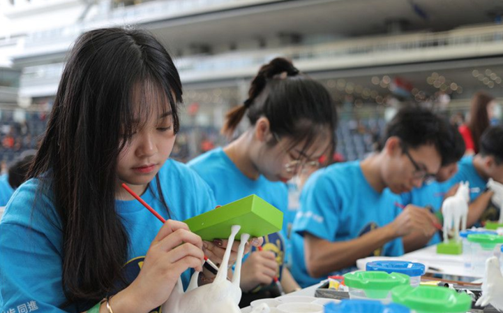 香港近千名青少年刷新“最多人同时为雕像涂色”吉尼斯世界纪录