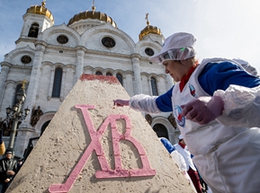 俄罗斯制作1141公斤复活节蛋糕 创造吉尼斯世界纪录