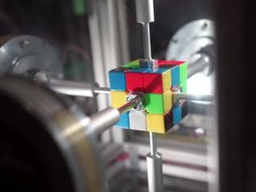 快！机器高手复原魔方 0.38秒破世界纪录