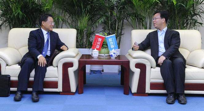 新华网党委常委、副总编辑刘加文在访谈前会见李勇