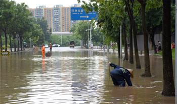 颱風“艾雲尼”攜雨襲廣州
