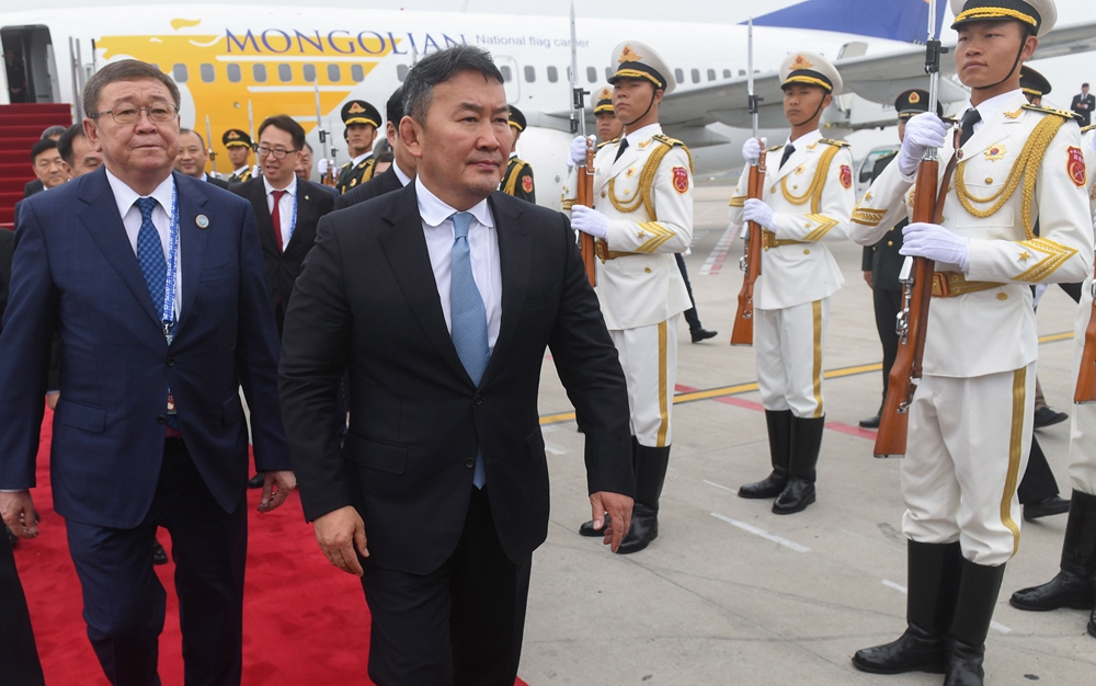 蒙古国总统巴特图勒嘎抵达青岛