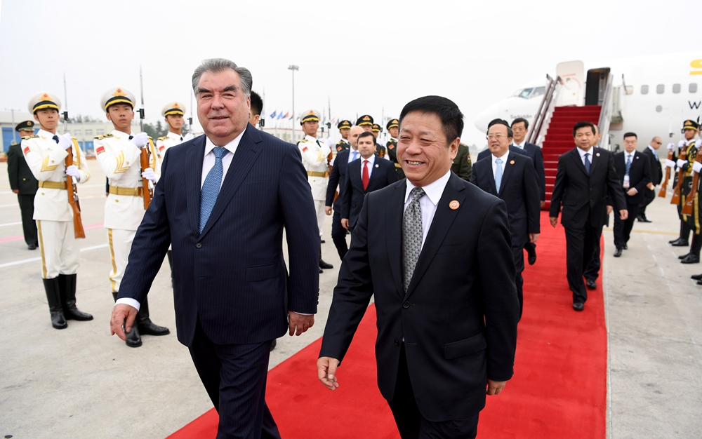 塔吉克斯坦总统拉赫蒙抵达青岛