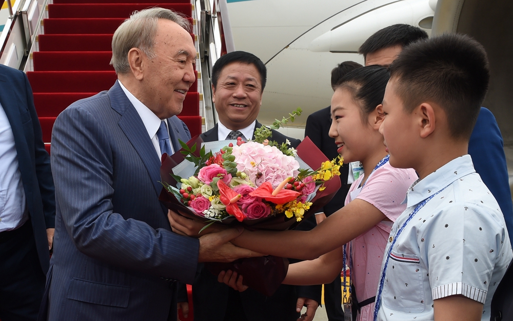 哈薩克斯坦總統納扎爾巴耶夫抵達青島