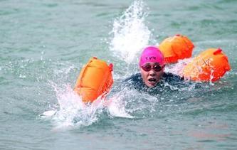 中外&ldquo;泳士&rdquo;用尽气力极限抢渡黄河