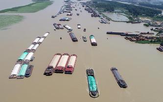 台风减弱 洪泽湖解除封航