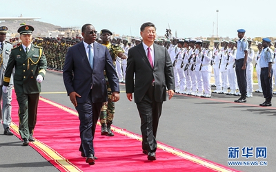 習近平抵達達喀爾開始對塞內加爾共和國進行國事訪問