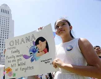 洛杉矶万人游行抗议美政府移民政策