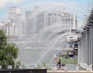 韩国盘浦大桥开喷泉助民众降温