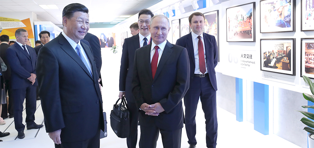 習近平和俄羅斯總統普京共同參觀中俄經貿合作圖片展