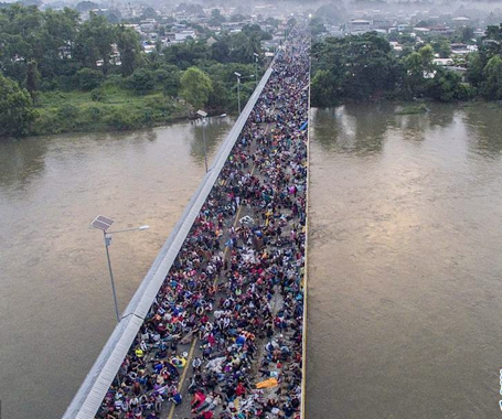 中美洲移民"挤爆"边境大桥 等待进入墨西哥