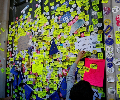 英内阁办公室被贴满反“脱欧”贴纸