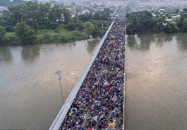 移民“挤爆”边境大桥