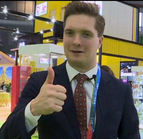 看快闪《不远万里来看“你”》，听老外点赞进博会