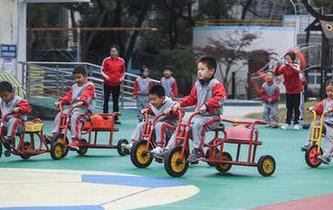 校园趣味运动——“秋冬运粮忙”