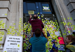 内阁外被贴满反&ldquo;脱欧&rdquo;贴纸