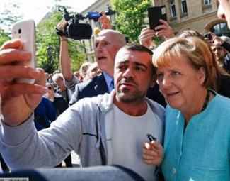 默克尔：应更多从源头解决难民问题