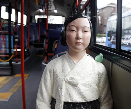 韩国公交车上的“慰安妇”少女像