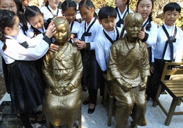 韩国小朋友参观中韩“慰安妇”雕像