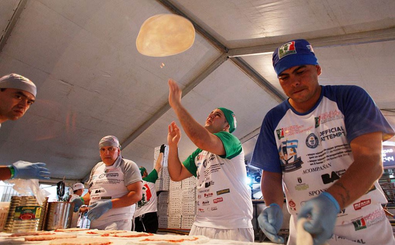 阿根廷厨师团队冲击吉尼斯纪录 12小时制作上万比萨