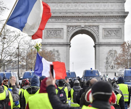 “黄背心”示威者与防暴警察对峙