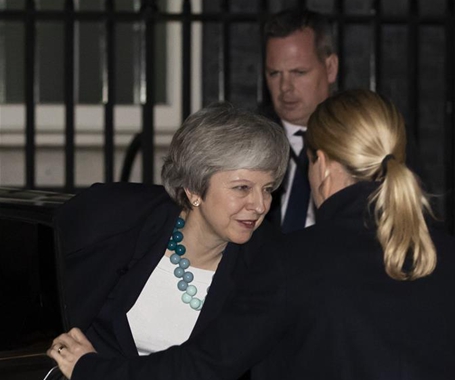 英首相推迟在议会就“脱欧”协议表决