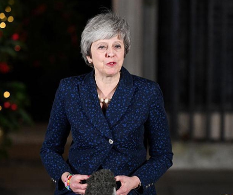 英首相挺过党内不信任投票