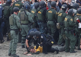 民众在美墨边境集会 与警方发生冲突