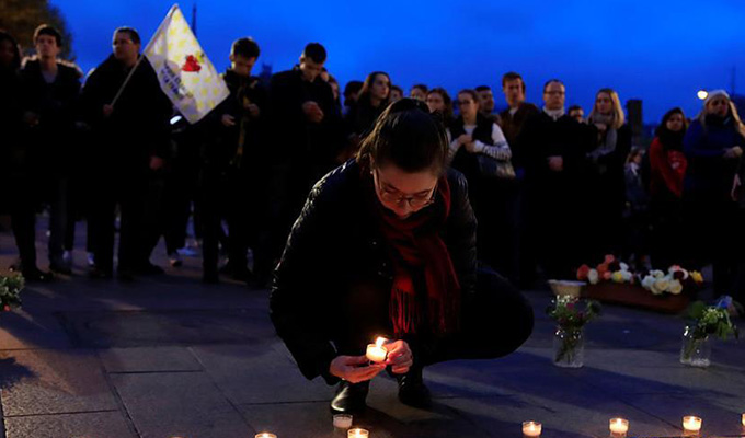 法国民众点燃蜡烛 哀悼遭火灾破坏的巴黎圣母院
