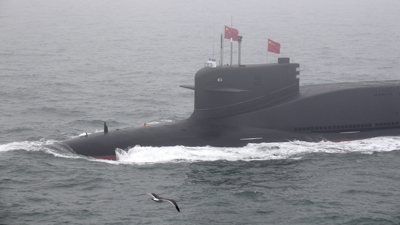 中国某新型核潜艇接受检阅