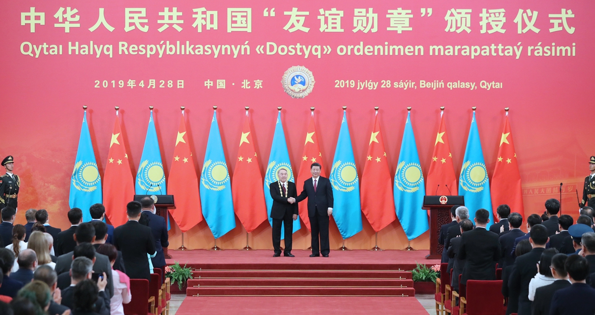 習近平為哈薩克斯坦首任總統納扎爾巴耶夫舉行“友誼勳章”頒授儀式