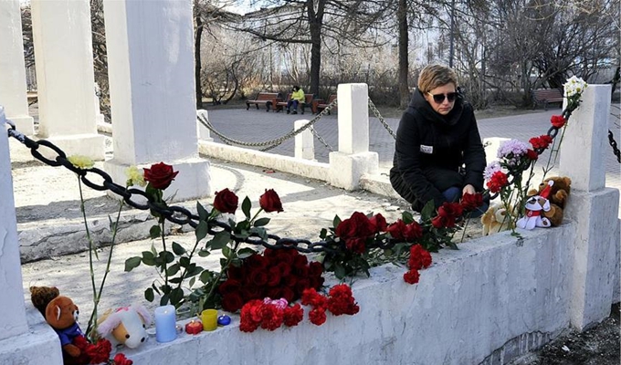 俄民众为迫降客机事故遇难者举行悼念活动