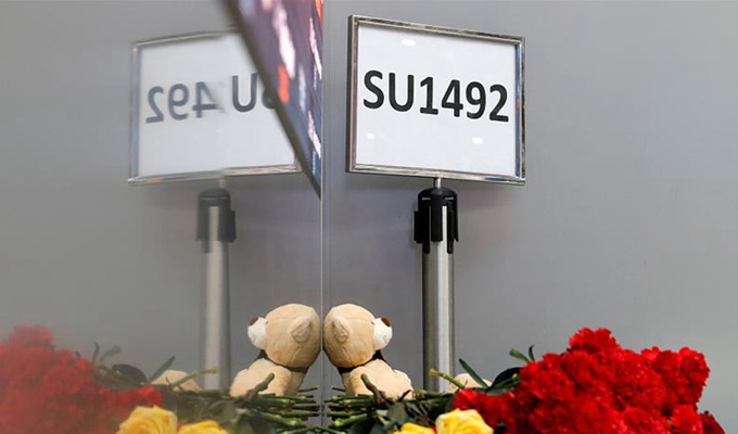 俄民众为迫降客机事故遇难者举行悼念活动