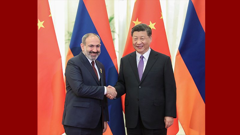 习近平会见亚美尼亚总理帕希尼扬