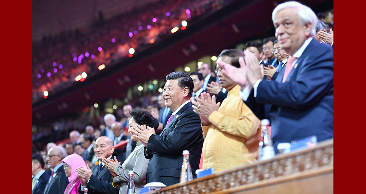 习近平和彭丽媛同外方领导人夫妇共同出席亚洲文化嘉年华活动