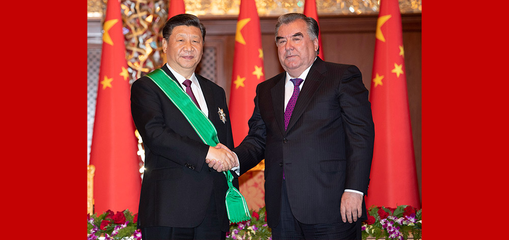 習近平出席儀式 接受塔吉克總統拉赫蒙授予“王冠勳章”