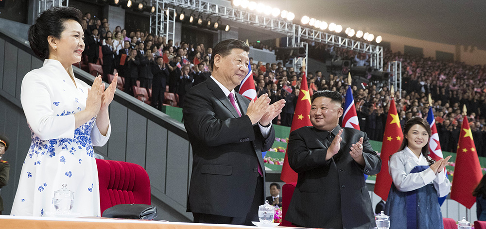 习近平和彭丽媛观看朝鲜大型团体操和艺术演出