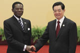 胡锦涛与赤道几内亚总统握手