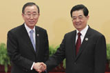 胡锦涛与联合国秘书长潘基文握手