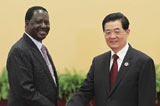 胡锦涛与肯尼亚总理握手