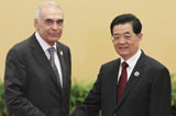 胡锦涛与埃及总统特使阿姆鲁握手