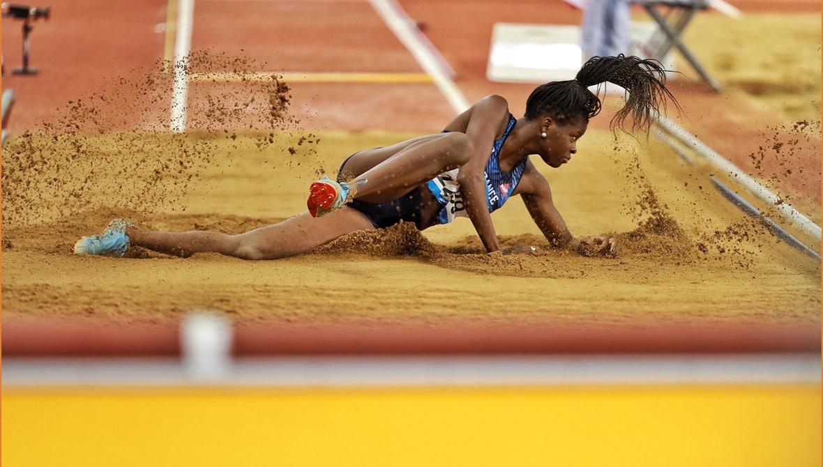 新华社军运会图片佳作：激情与温情