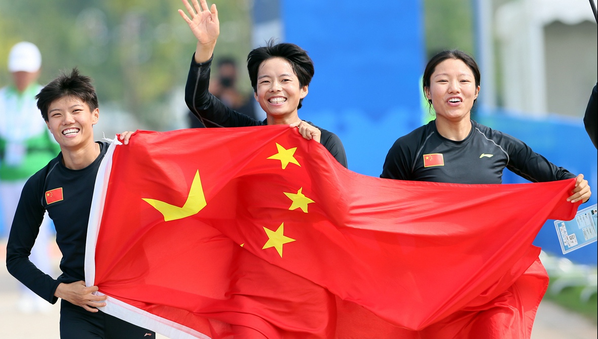 新华社军运会图片佳作：赛场英雄