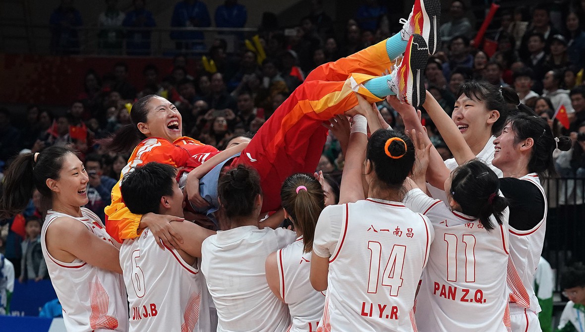 新华社军运会图片佳作：激动